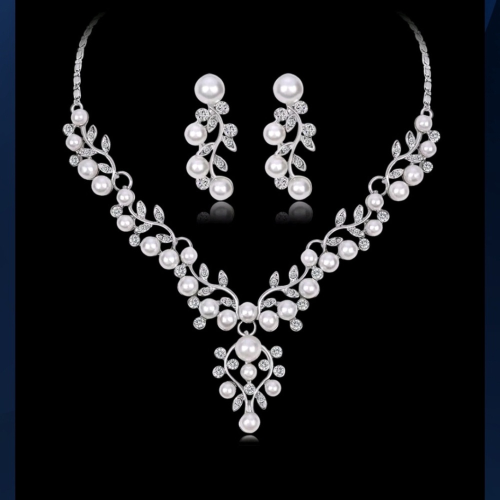 🚫SOLD🚫Necklace & Earring Set w/ Faux Pearls - Picture 1 of 7